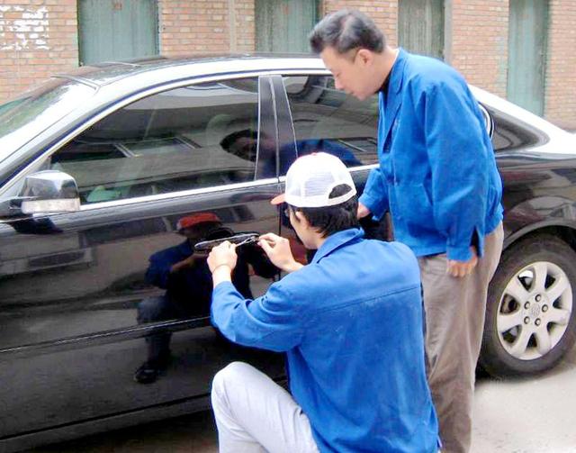 军博汽车钥匙丢在车里面怎么办?